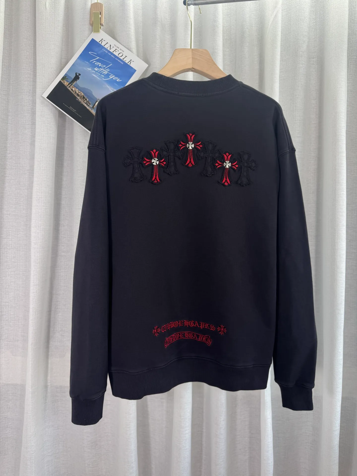 P280 top version, real shot without P, ​​different from market currency) 𝗖𝗵𝗿𝗼𝗺𝗲 𝗛𝗲𝗮𝗿𝘁𝘀/Cro Heart 2025 washed patch embroidery autumn and winter new original single counter American laser burnt 3D three-dimensional color embroidery couple casual sweatshirt 👑The highest version! Customized fabric 420g tripe terry fabric! American acid-washed and distressed original fabric laser burnt ✟appliqué embroidery and exquisite embroidery of letters! The best-selling model in the counter, very comfortable to wear. Accessories: original molded and authenticated collar label➕100% silk wash label. Genuine purchase-grade original hangtag➕matching hanging rope➕3D hanging beads➕original packaging bag. Craftsmanship: The original version has consistent wiring! The highest version of the armhole matching technique! Color: Green Black Size: S M L XL Style Number: 25-306